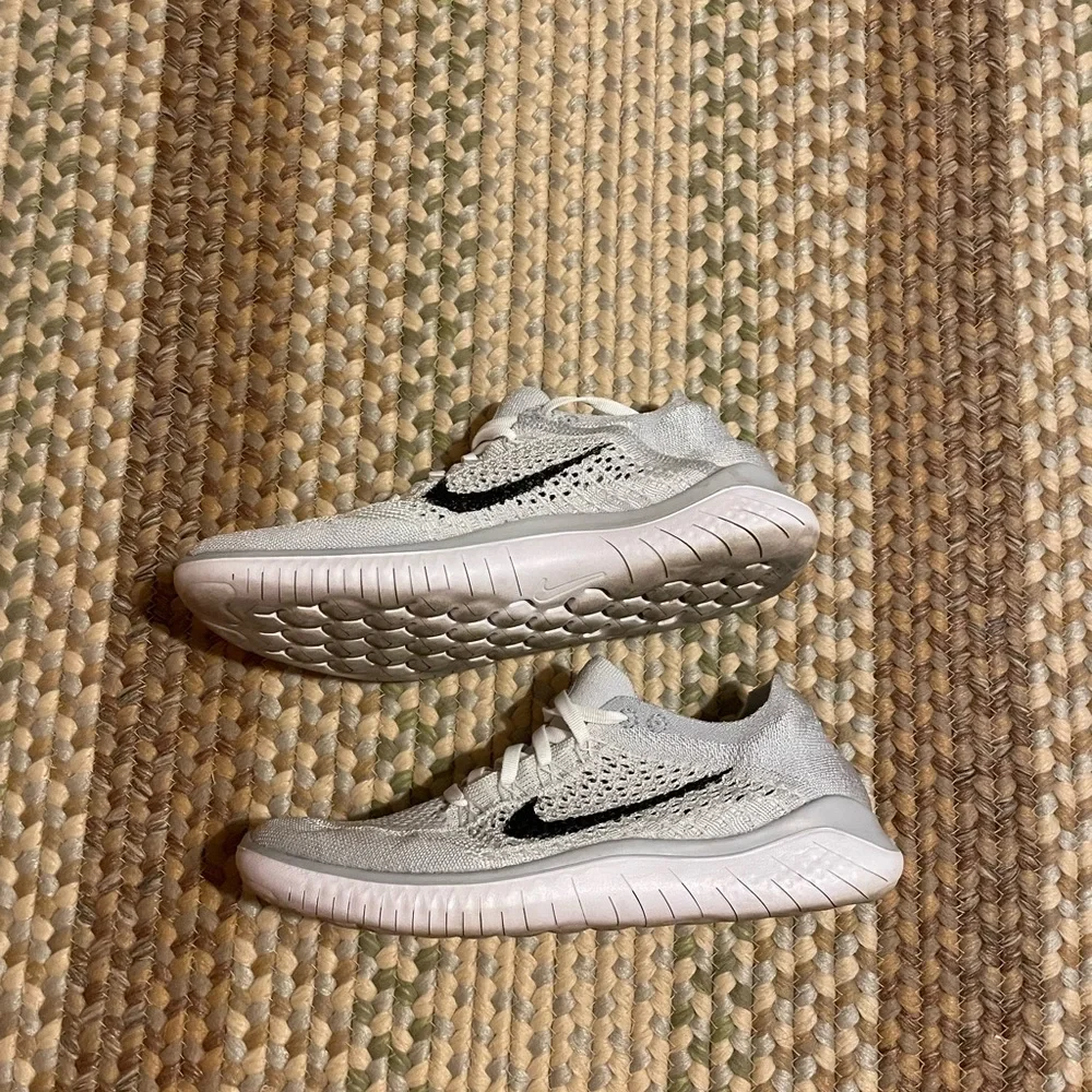 Ladies Nike fly knit sneakers - Picture 3 of 6